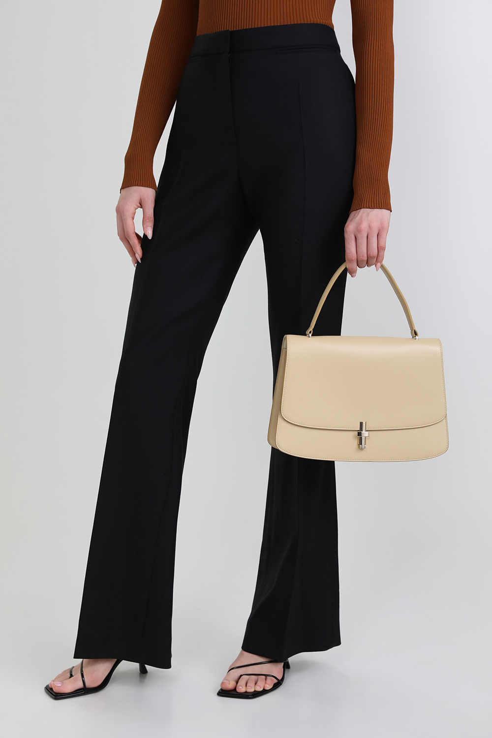 תמונת כל הלוק של תיק צד סופיה מעור